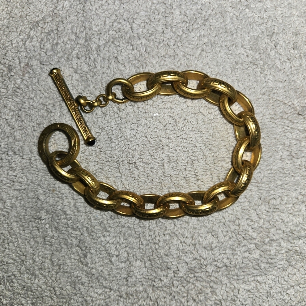 GOLD PLATED LINK BRACELET WITH TOGGLE CLOSURE AND BLACK ONYX STONES. PICS VIDEO